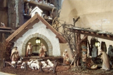 Eine der Weihnachtskrippen im Krippenladen mit Pema-Krippenfiguren, bemalt.