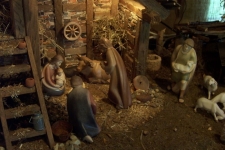 Eine der Krippen im Krippenladen mit Rowi-Krippenfiguren, bemalt.