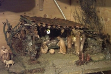 Eine der Krippen im Krippenladen mit Pema-Krippenfiguren, bemalt.
