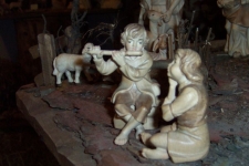 Eine der Krippen im Krippenladen mit Alra-Krippenfiguren, gebeizt.