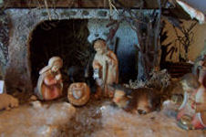Eine der Krippen im Krippenladen mit Pema-Krippenfiguren, Kinderkrippe.