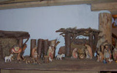 Eine der Krippen im Krippenladen mit Pema-Krippenfiguren, bemalt.